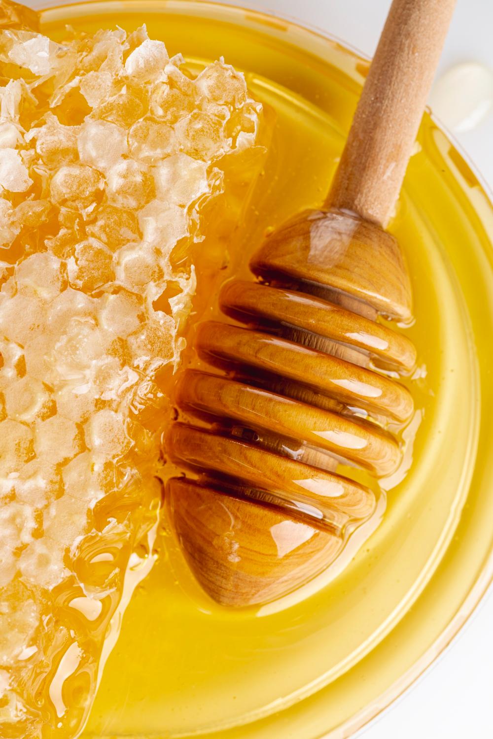close-up-honeycomb-with-wooden-dipper
